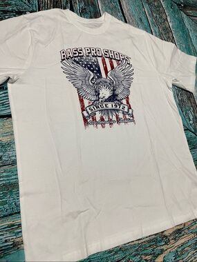 NWOT Men’s 100% Cotton Bass Pro Shops White Patriotic Graphic Short Sleeve L
